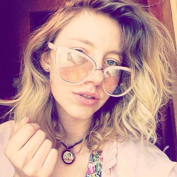 Meet your Posher, Ariel - Picture 1 of 1